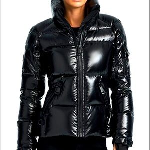 This classic Freestyle puffer jacket by Sam. filled with premium duck feathers